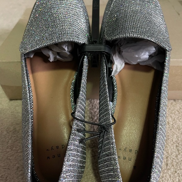 Women’s Belle Pointed-Toe Loafers - Picture 3 of 7